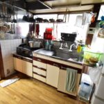 窓のあるキッチンスペース