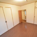 美しくリフォームされた左奥の洋室