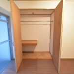 左奥洋室には容量の多い収納あり。