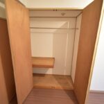 玄関前洋室には容量の多い収納あり。