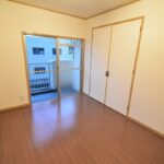 ゆとりある広さの左奥洋室には2箇所の収納あり!