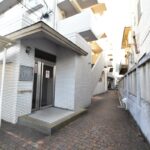 マンションエントランス入口付近