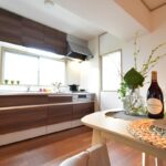 採光窓から優しい陽光の入るキッチン・システムキッチン新品交換済み