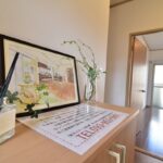 玄関先にはこちらのお部屋のリビングアートを飾っています♪