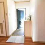 屋内玄関廊下の様子・玄関廊下にも便利な収納有り!