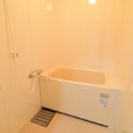 美しくリフォームされたバスルーム