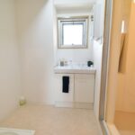 窓のある明るい洗面脱衣室・美しくリフォーム済みです。