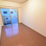 美しくリフォームされた玄関前洋室です。