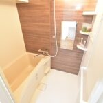 暖かい壁色のバスルーム・ユニットバス新品交換済みです!