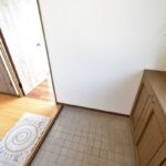 採光窓があり明るく清潔感溢れる玄関ホール