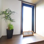 よく陽光の入る玄関ホール採光窓