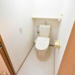 美しくリフォームされたWC(壁面クロス・CF張替え済みです)