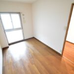 清潔感のある玄関側洋室です