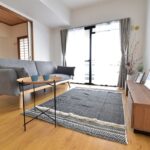 掃き出し窓からよく光の入るソファスペース