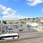 6畳和室から路線バスが走って来るのが見えます。交通便利な立地です♪