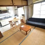 開口部からよく明かりの入る落ち着いた居間です。