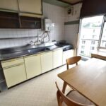 開口部のある明るいダイニングスペース