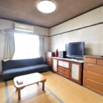 開口部からよく明かりの入る落ち着いた居間です。