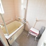 窓のある明るいバスルーム