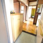 暖かい雰囲気の玄関ホール付近