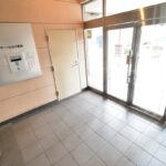 【エントランスホール】明るく清潔感な雰囲気のエントランス内・モニター付きオートロック