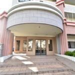 美しく管理されたエントランス入口付近