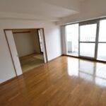 【居間・リビング】リビングから和室を見た様子