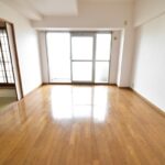 【居間・リビング】ゆとりある開口部からよく陽光が入るリビングです！