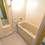 【浴室】清潔感のあるバスルーム<br />
