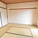 【和室】清潔感のあるリビングに隣接した６畳和室