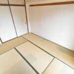 【和室】清潔感のあるリビングに隣接した６畳和室