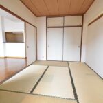 【和室】清潔感のあるリビングに隣接した６畳和室