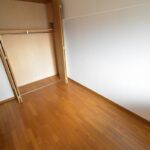 【洋室】出窓からよく陽光の入る玄関横洋室♪