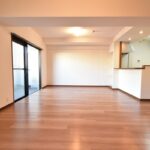 出窓付近からリビングの様子