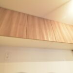 システムキッチン上部収納は背面に設置