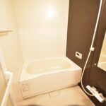 シックな壁色のバスルーム・ユニットバス新品交換済み♪