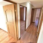 各居室・リビングへと向かう明るい玄関廊下