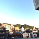 リビングからは足立山の緑も目に入る眺望です♪