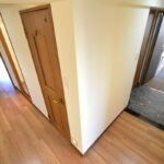 明るい床色が映える玄関廊下です。