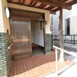 よく陽光の照らす玄関ポーチ周辺