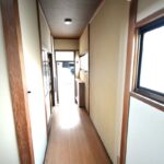 リビングから廊下・玄関ホールの様子