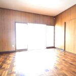 縁側からよく陽光の入る居間・リビングスペース