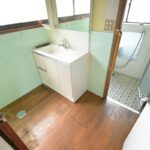 窓のある明るい洗面脱衣室