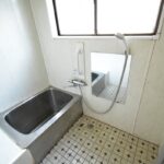 明るく清潔感のあるバスルーム