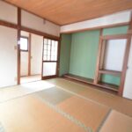 広めの開口部が特長的な1階８畳和室