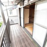 明るく陽光照らすバルコニーです♪