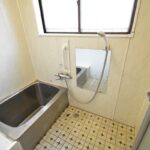 明るく清潔感のあるバスルーム