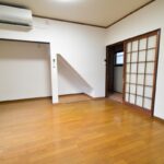 キッチンスペースから居間方向