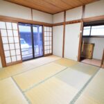 広めの開口部が特長的な1階８畳和室