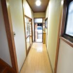 リビングから廊下・玄関ホールの様子